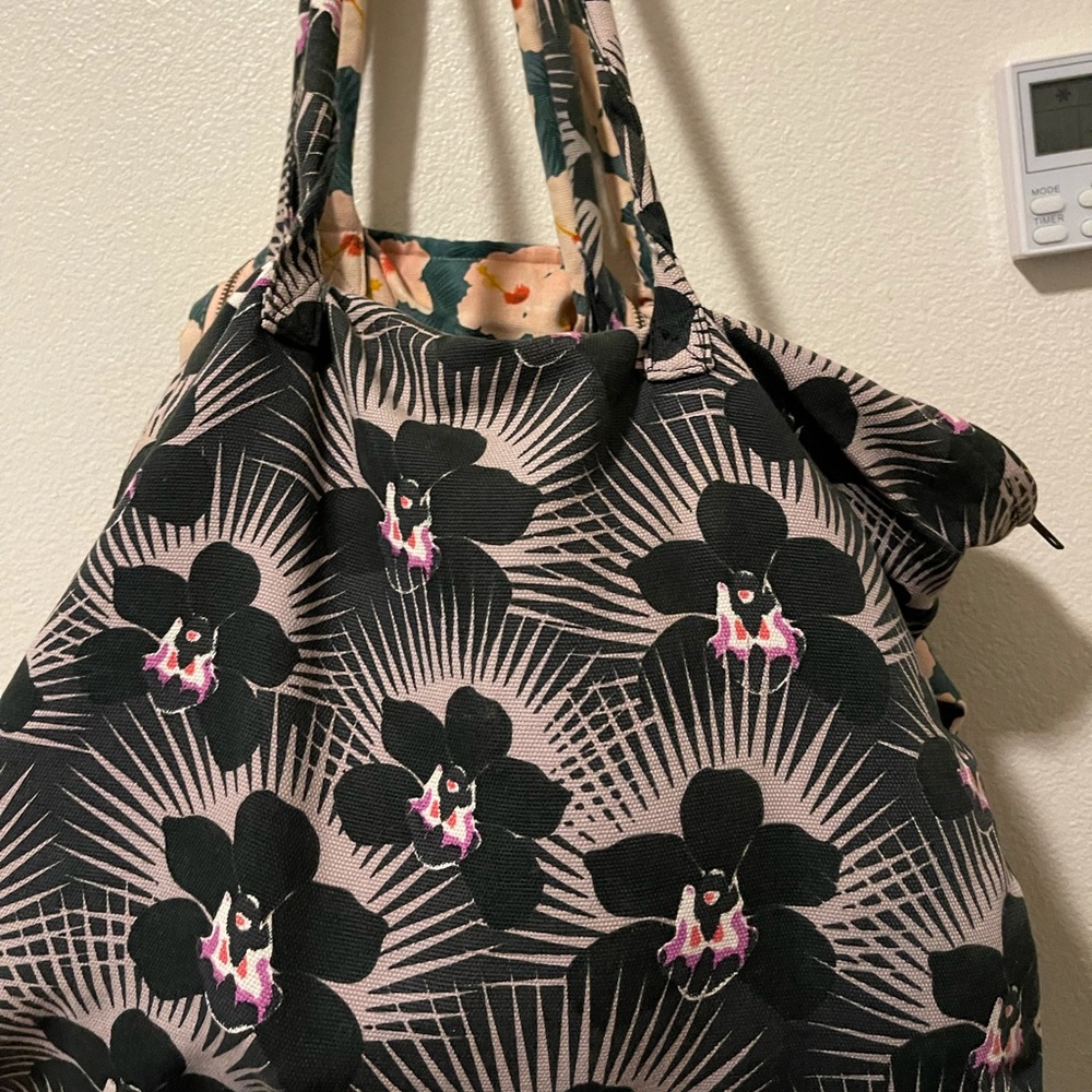 Modern pacific Acacia tote